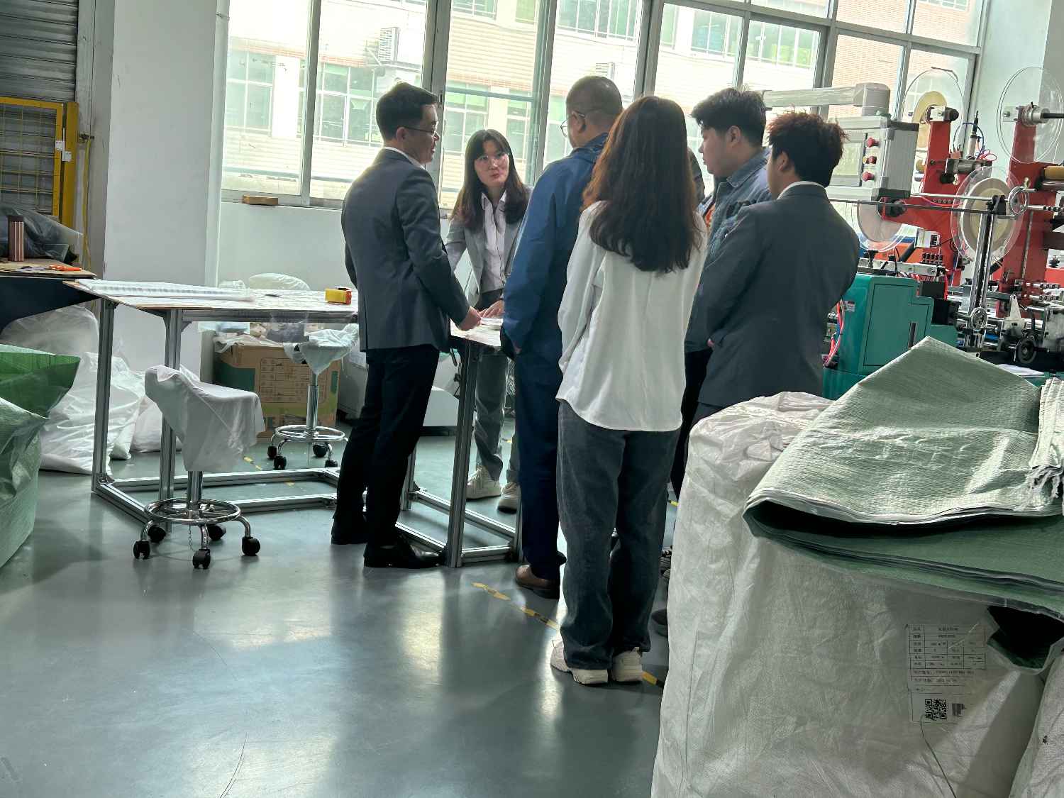 國(guó)際合作伙伴深度考察，共謀發(fā)展 —— 外國(guó)客戶訪問久信達(dá)科技生產(chǎn)車間(圖3)